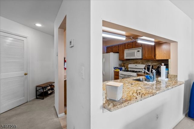 49 Boulder Run Rd, Paterson City, NJ 07501