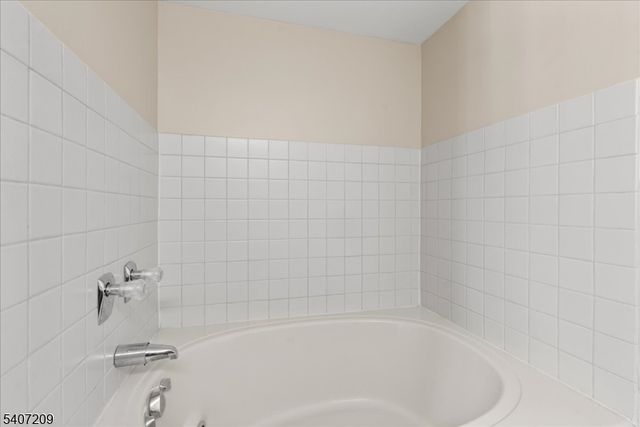 49 Boulder Run Rd, Paterson City, NJ 07501