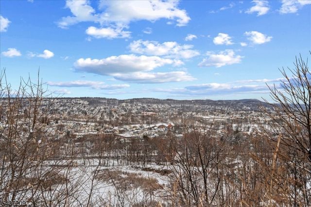 49 Boulder Run Rd, Paterson City, NJ 07501