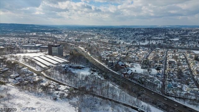 49 Boulder Run Rd, Paterson City, NJ 07501