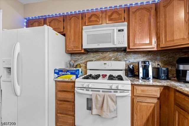 49 Boulder Run Rd, Paterson City, NJ 07501