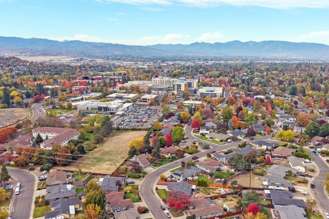 3039 Lazy Creek Drive, Medford, OR 97504