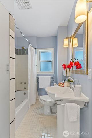 823 NE 58th Street, Seattle, WA 98105