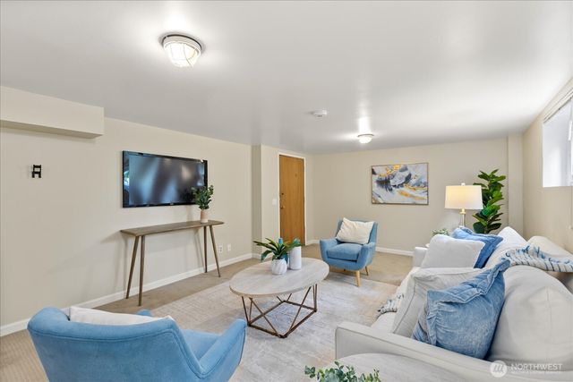 823 NE 58th Street, Seattle, WA 98105