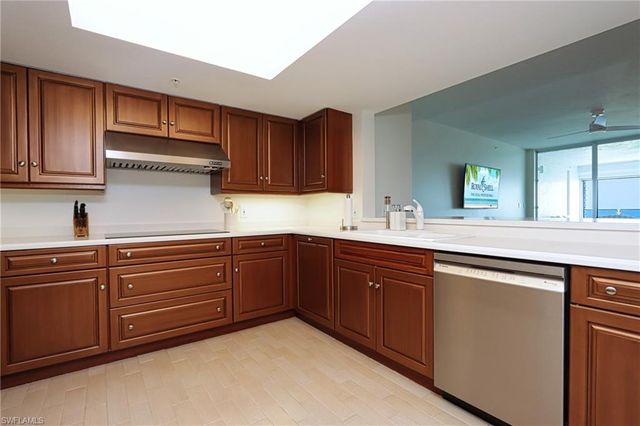 60 Seagate DR 704, Naples, FL 34103