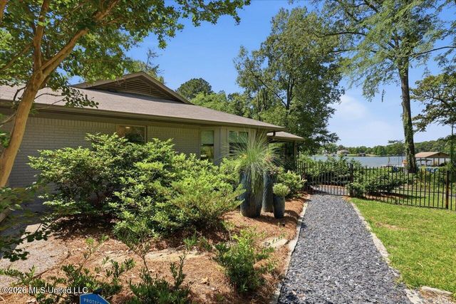 227 Lakeshore Drive, Madison, MS 39110