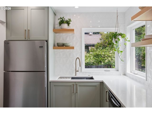1519 N JARRETT St, Portland, OR 97217