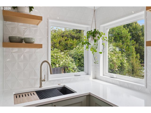 1519 N JARRETT St, Portland, OR 97217