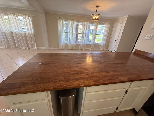 121 S Island View Avenue, Long Beach, MS 39560