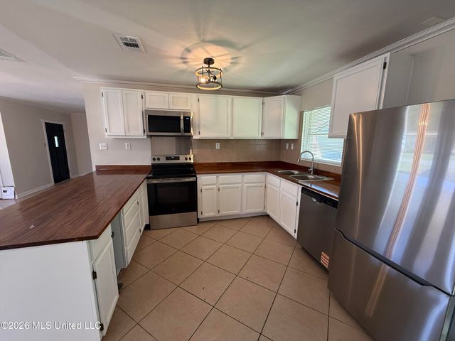 121 S Island View Avenue, Long Beach, MS 39560
