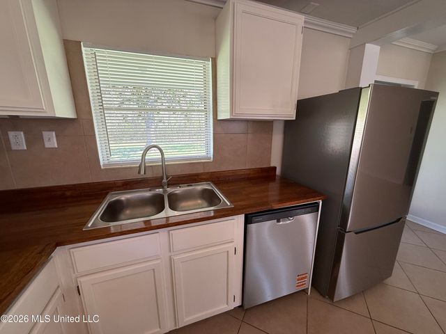 121 S Island View Avenue, Long Beach, MS 39560