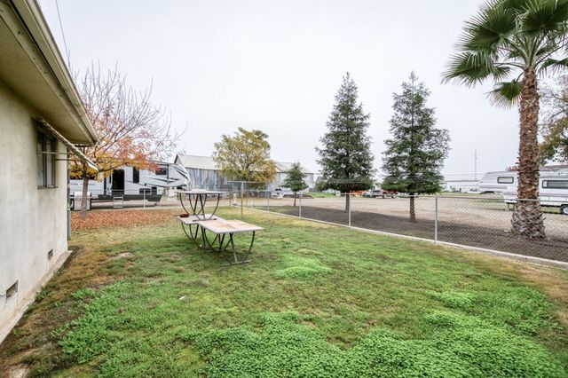 1055 E Dinuba Avenue, Reedley, CA 93654