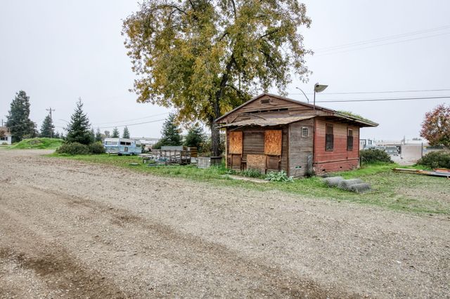 1055 E Dinuba Avenue, Reedley, CA 93654