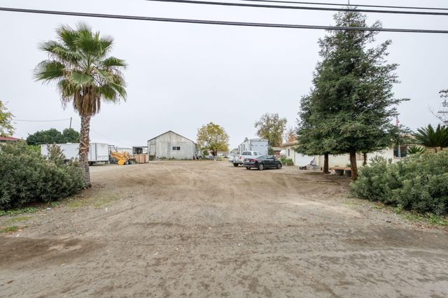 1055 E Dinuba Avenue, Reedley, CA 93654