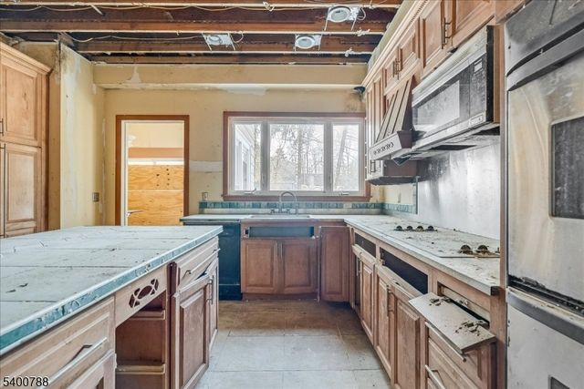 40 Park Ave, Newton Town, NJ 07860