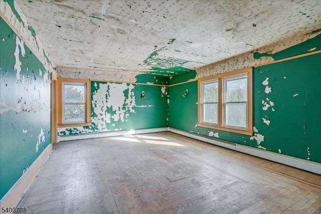 40 Park Ave, Newton Town, NJ 07860