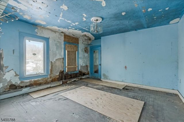 40 Park Ave, Newton Town, NJ 07860