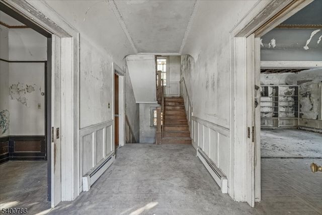 40 Park Ave, Newton Town, NJ 07860