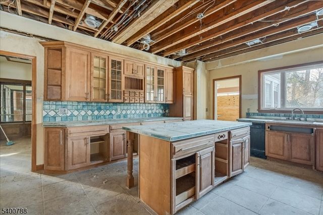 40 Park Ave, Newton Town, NJ 07860