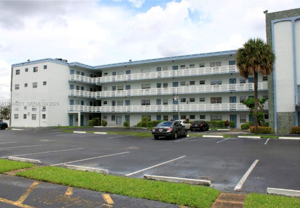 4090 NW 42nd Ave 304, Lauderdale Lakes, FL 33319