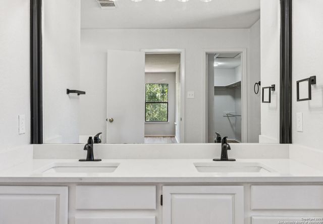 8127 Talkenhorn, Converse, TX 78109