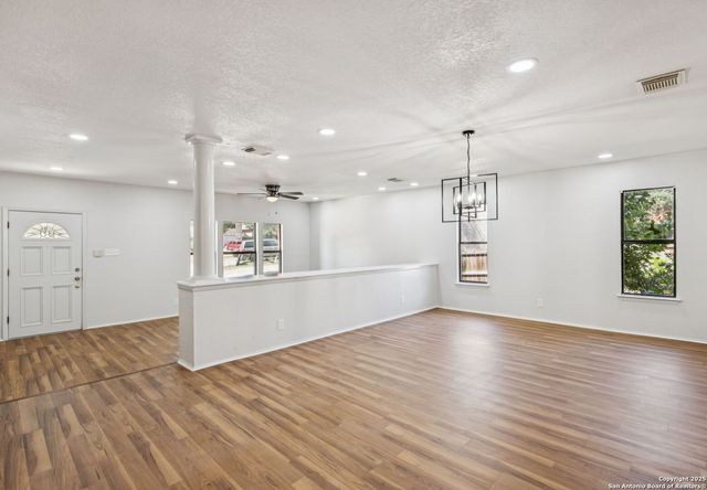 8127 Talkenhorn, Converse, TX 78109