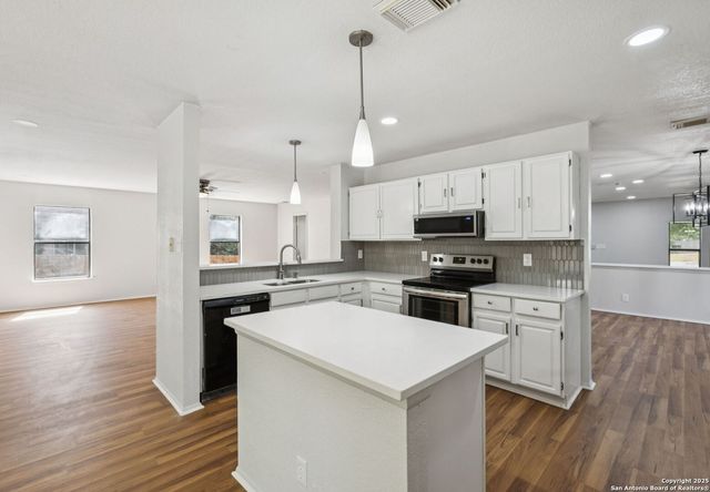 8127 Talkenhorn, Converse, TX 78109