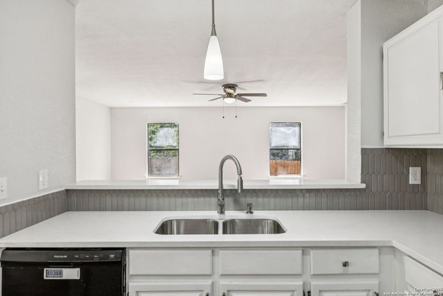 8127 Talkenhorn, Converse, TX 78109