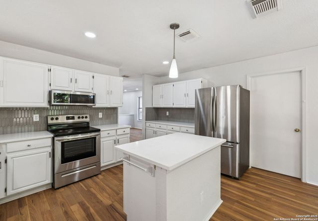 8127 Talkenhorn, Converse, TX 78109