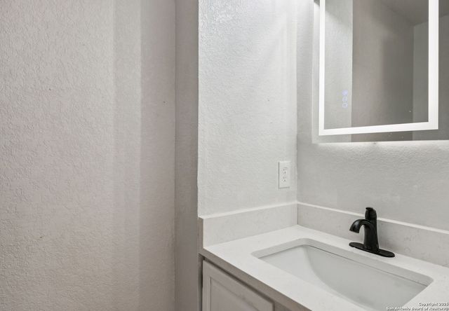 8127 Talkenhorn, Converse, TX 78109