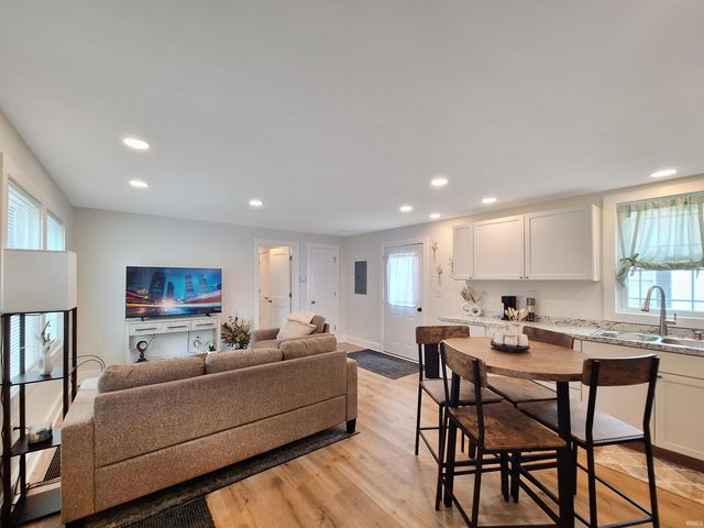 319 N Fourth Avenue, Evansville, IN 47710