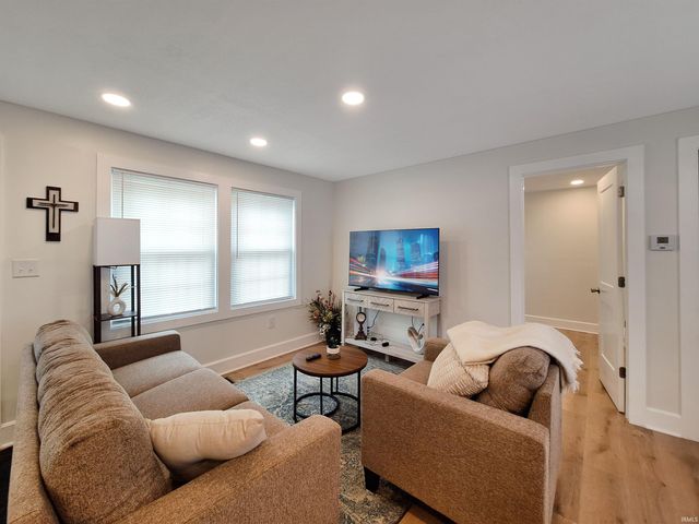 319 N Fourth Avenue, Evansville, IN 47710