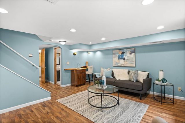 1054 Oakview Drive, Wheaton, IL 60187
