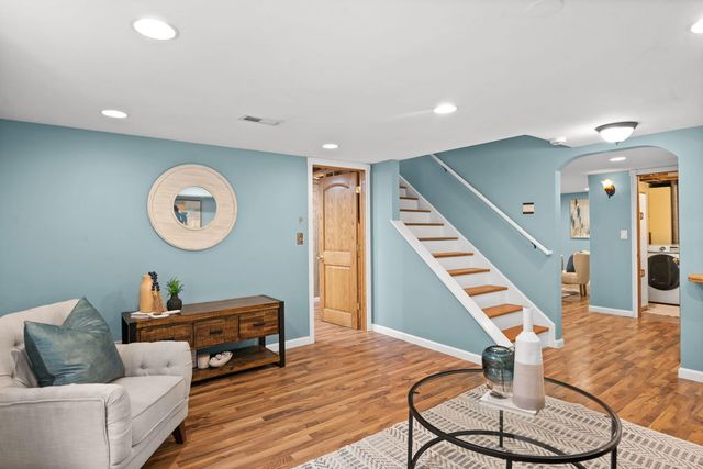 1054 Oakview Drive, Wheaton, IL 60187