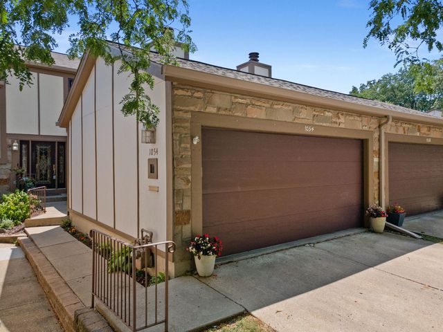 1054 Oakview Drive, Wheaton, IL 60187