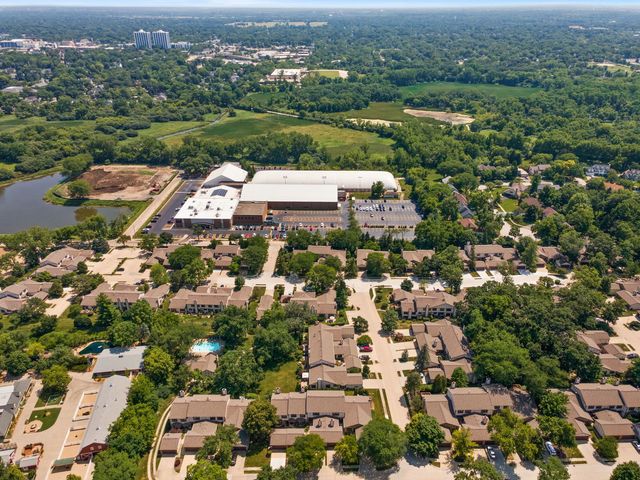 1054 Oakview Drive, Wheaton, IL 60187