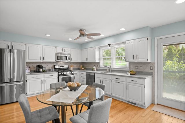 1054 Oakview Drive, Wheaton, IL 60187