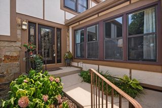 1054 Oakview Drive, Wheaton, IL 60187