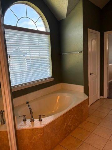 1826 Meadow Crest Drive, Grapevine, TX 76051