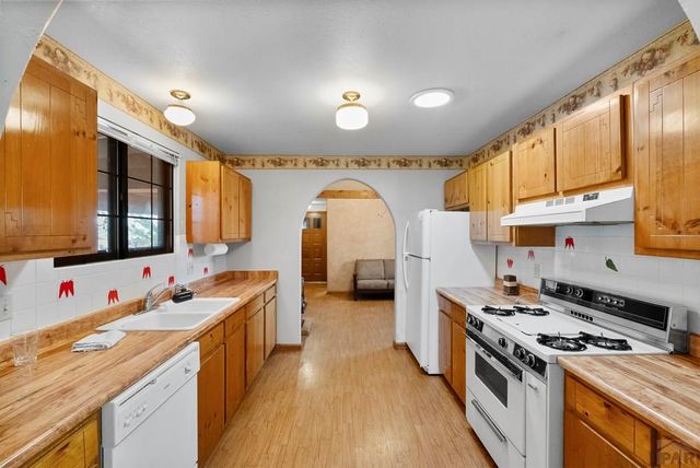 537 S Chimazo Dr, Pueblo West, CO 81007