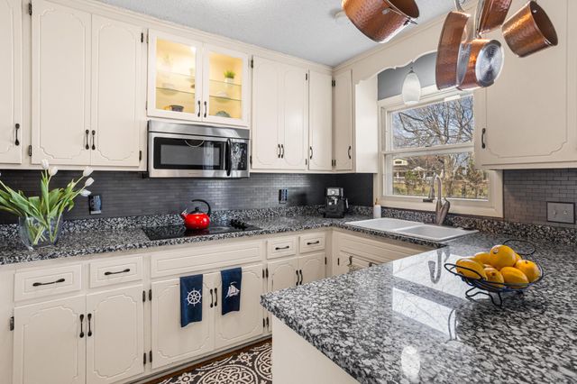 6859 Yuma Drive, Chanhassen, MN 55317
