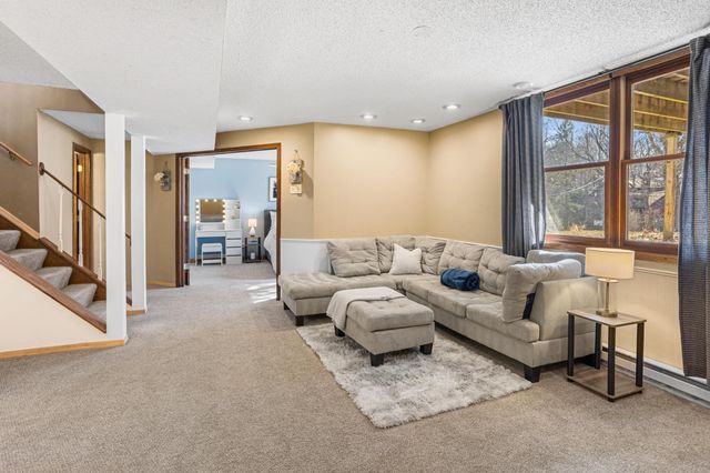 6859 Yuma Drive, Chanhassen, MN 55317