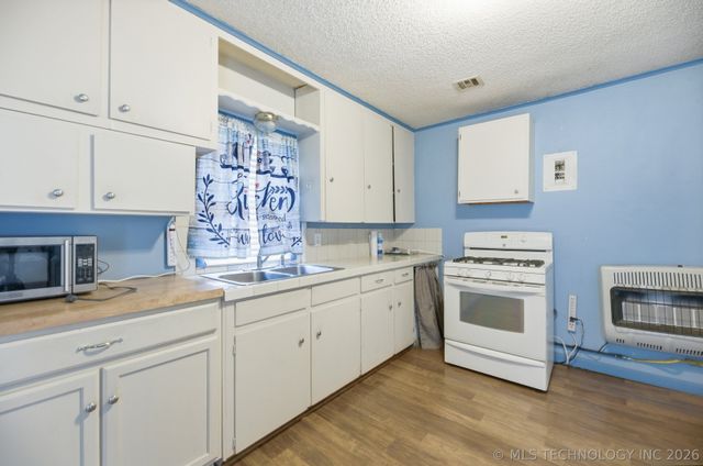 1122 S Xanthus Place, Tulsa, OK 74104