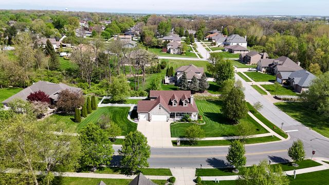1270 E Greenview Place, Crown Point, IN 46307