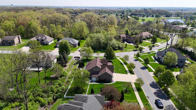 1270 E Greenview Place, Crown Point, IN 46307