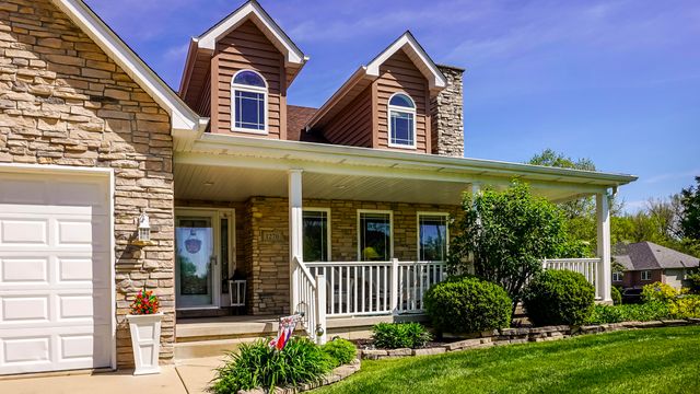 1270 E Greenview Place, Crown Point, IN 46307
