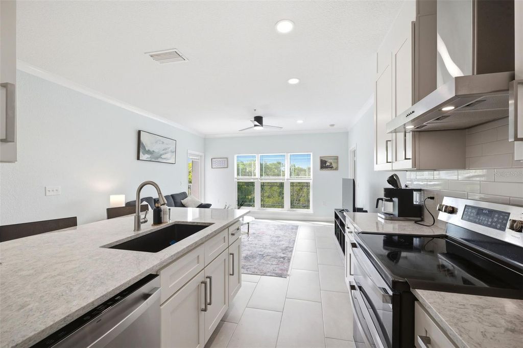 Image 15 of property listing at 210 3RD STREET W 8305, Bradenton, FL 34205