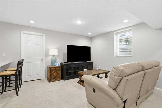 959 New Hope Dr, North Huntingdon, PA 15642