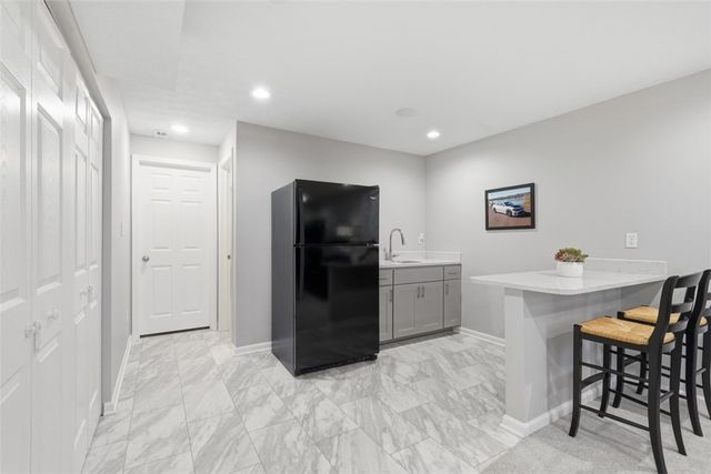 959 New Hope Dr, North Huntingdon, PA 15642