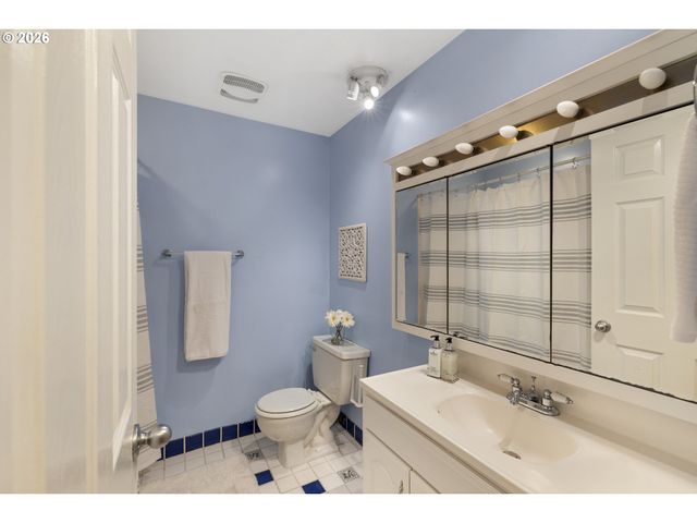 8820 Sw NISQUALLY Ct, Tualatin, OR 97062